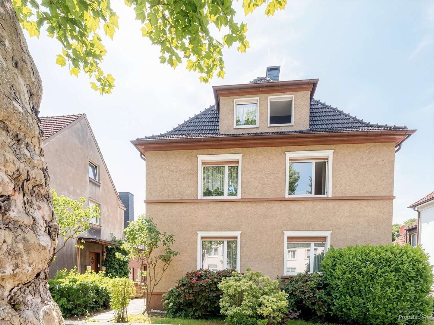 Freistehendes Zweifamilienhaus mit Anbau und schönem Garten