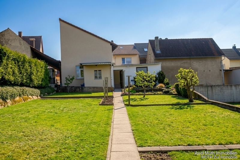 Solides Haus, toller Garten, Garage, Werkstatt & Innenhof.