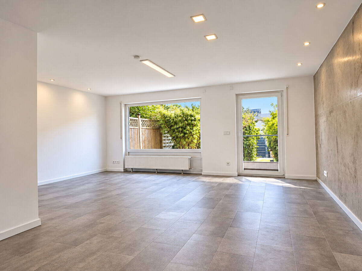 Modernisiertes Familienhaus mit Garten und lichtdurchflutetem Dachstudio in ruhiger Lage!
Sofort frei!