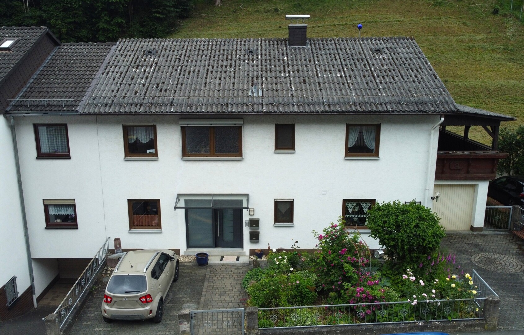 Einziehen oder vermieten! Familienfreundliches Zweifamilienhaus mit Balkon und Garage
