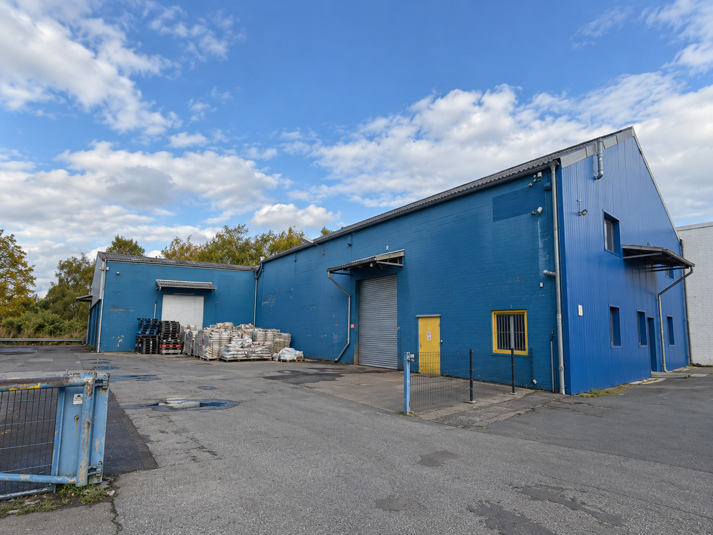 Große, ebenerdige Hallen und Außenfläche mit integrierten Büroräumen – ca.1.080m² in HH-Billbrook