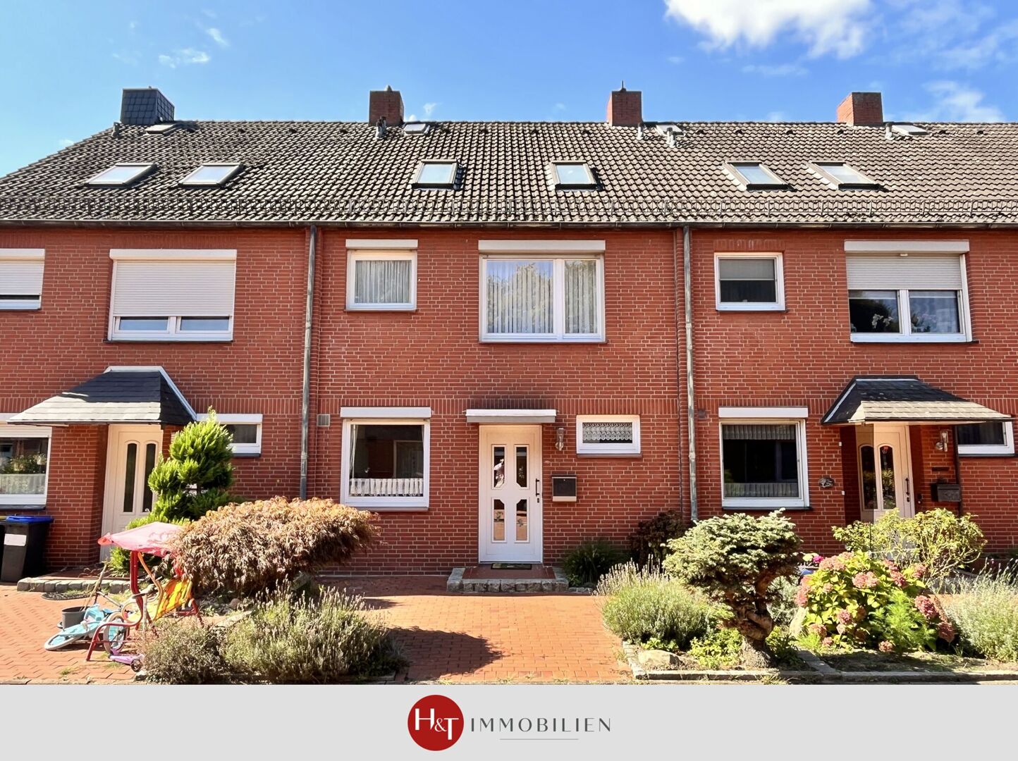 Raumwunder! – Reihenhaus mit Garten und zwei Garagen!