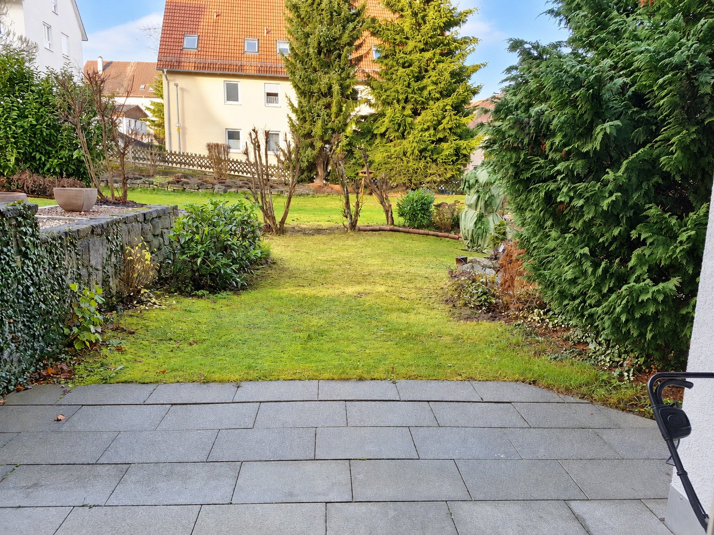 Aidlingen: 2-Zimmer-Wohnung mit eigenem Garten und Garage
