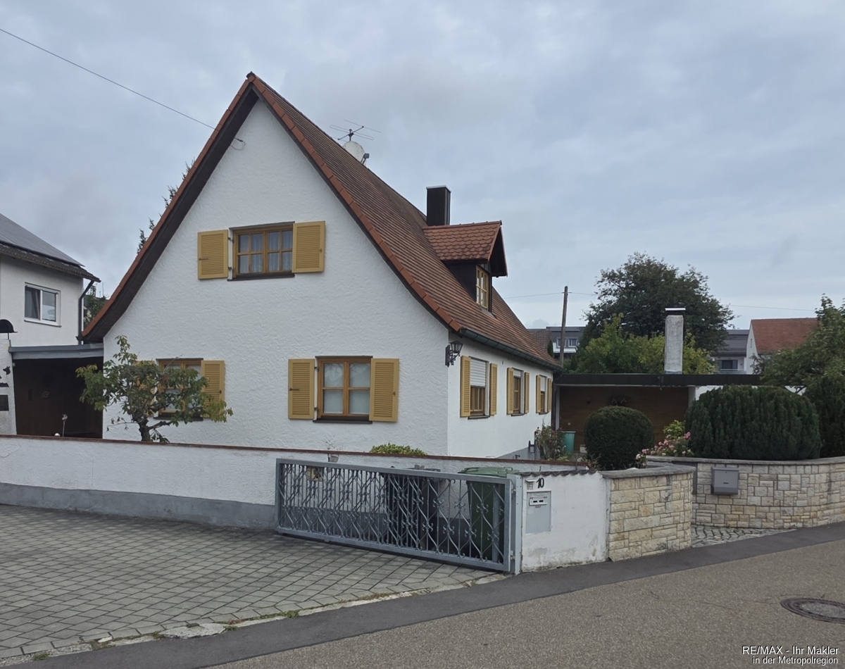 Stilvolles Einfamilienhaus mit großer Doppelgarage