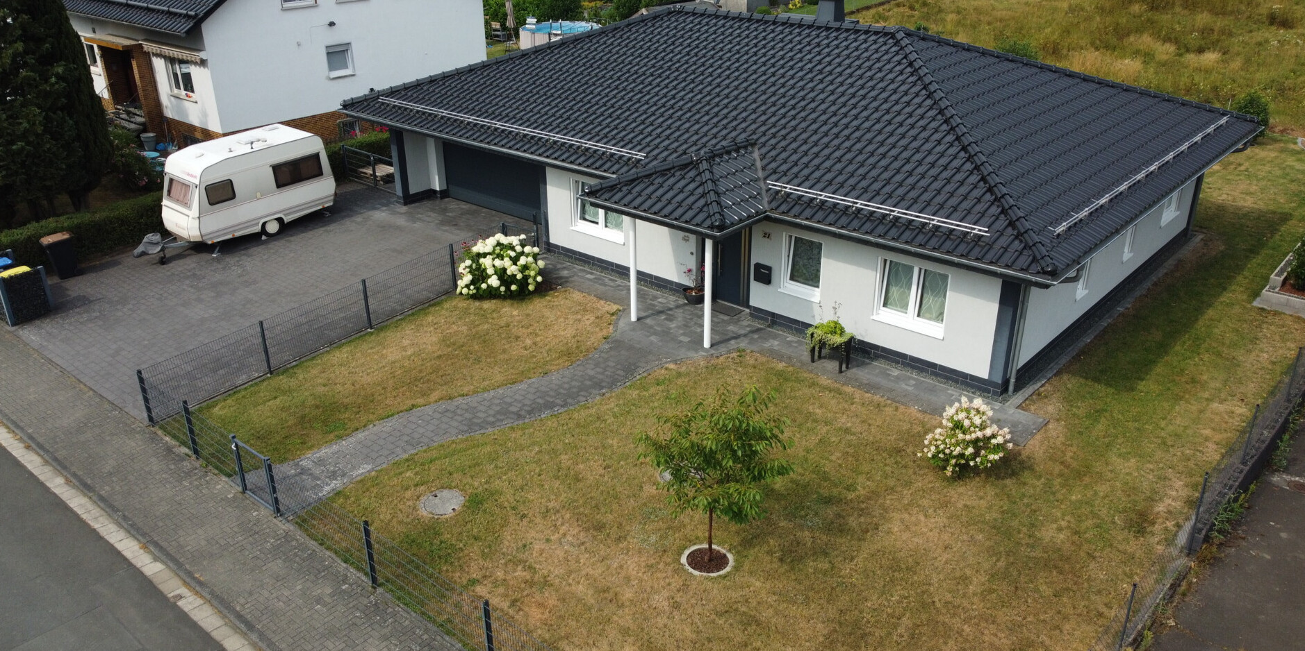 Barrierefreies Wohnen auf einer Ebene – Modernes Einfamilienhaus mit Doppelgarage